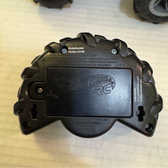 Hot Wheels RC Monster Trucks 5-Alarm 1:24 Scale, Remote-Control Toy - Picture 10 of 10